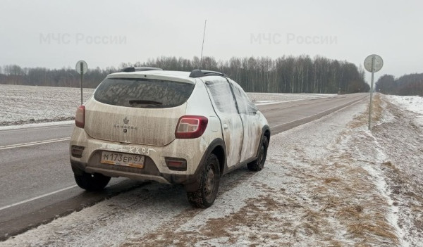 В Угранском округе легковушка наехала на препятствие