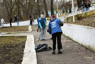 В Смоленске прошёл субботник на территории братского захоронения советских военнопленных