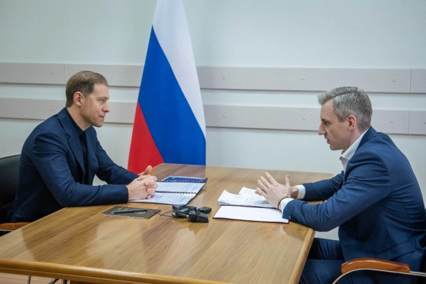 Василий Анохин поздравил с днём рождения первого заместителя Председателя Правительства РФ Дениса Мантурова