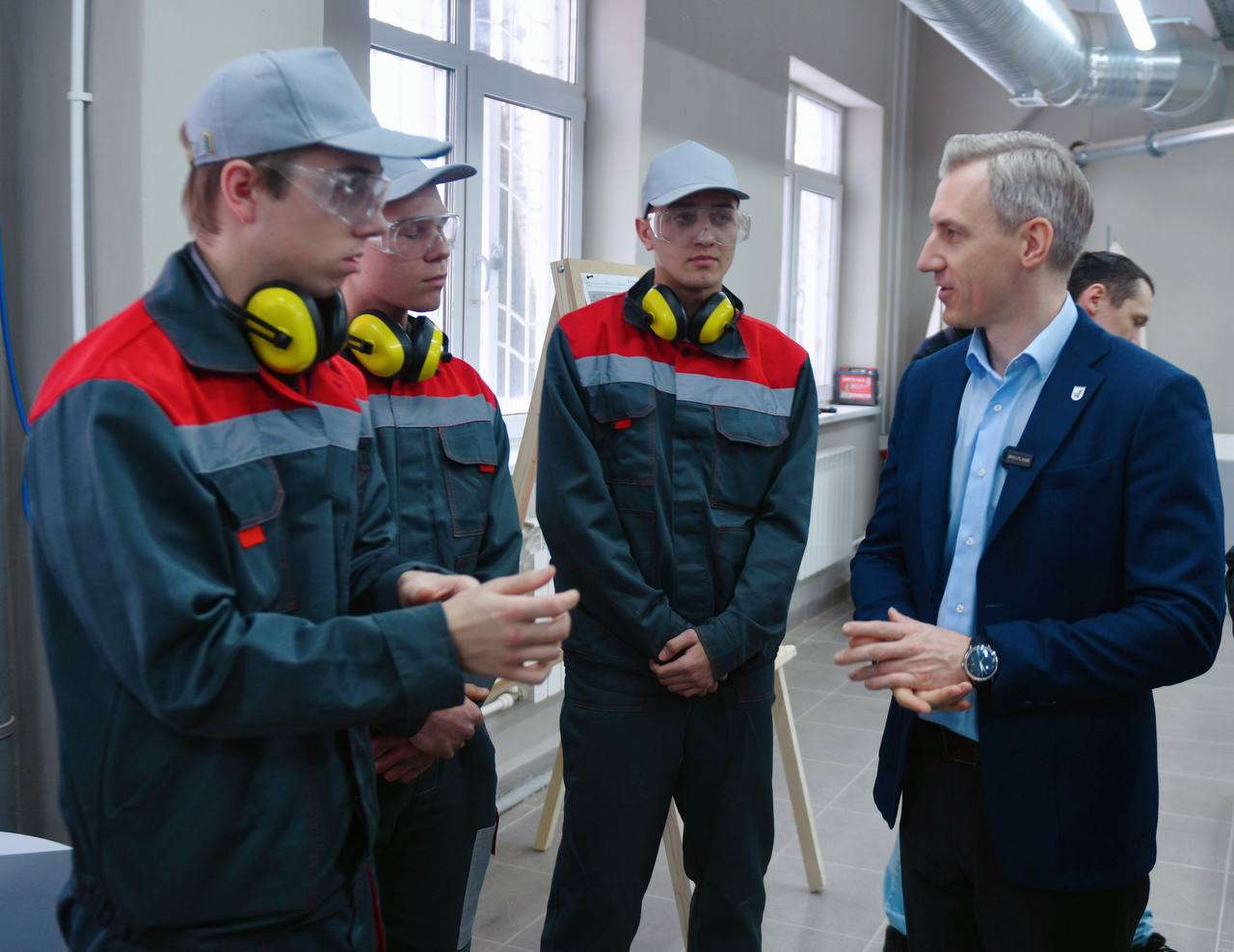 В Смоленске Василий Анохин встретился с участниками чемпионата «Профессионалы» 