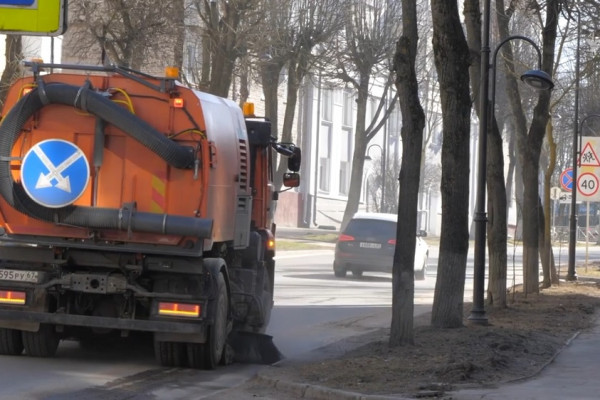 В Смоленске приступили к активной уборке улиц и общественных территории