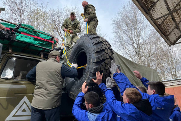 Смоленские единороссы отправили военнослужащим новые колёса для машины «Урал»