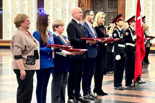 Дочь Михаила Егорова передала копии Знамени Победы координаторам движения «Бессмертный полк»
