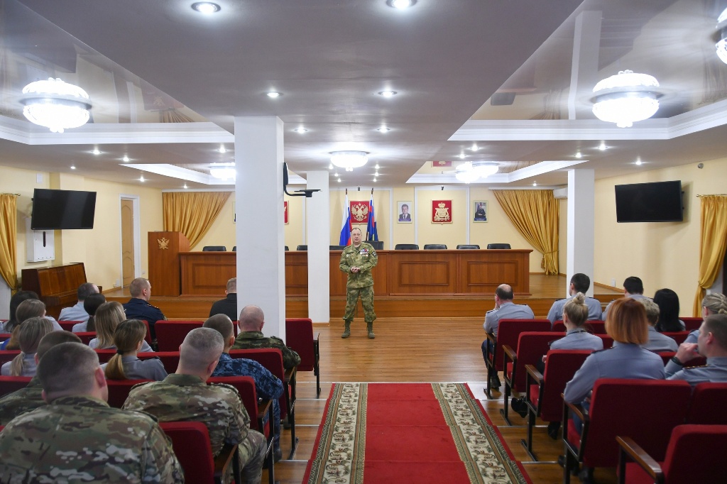 Сотрудники смоленского УФСИН встретились с участником СВО Дмитрием Ковалёвым