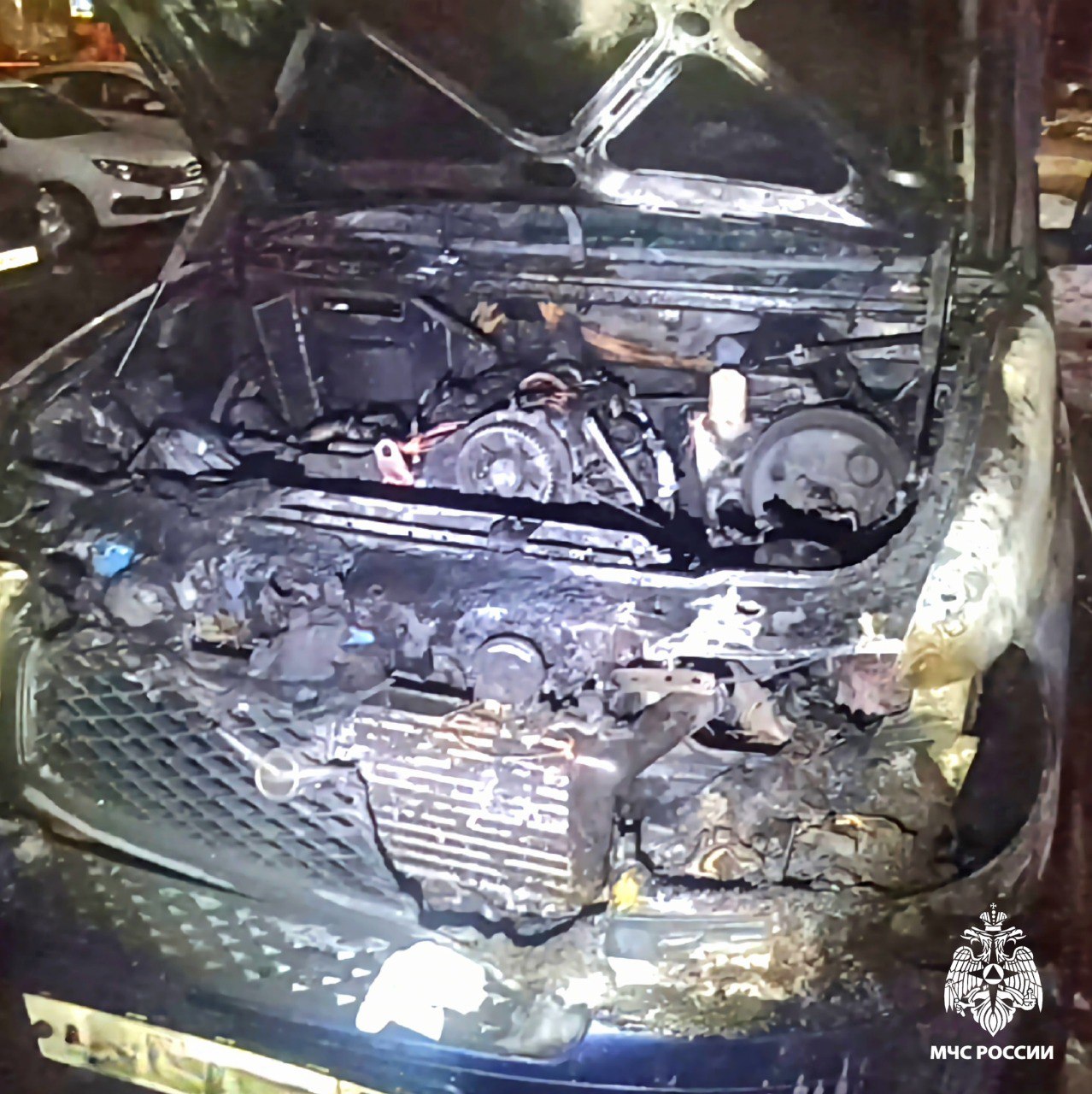 В Смоленске на стоянке горел УАЗ Патриот