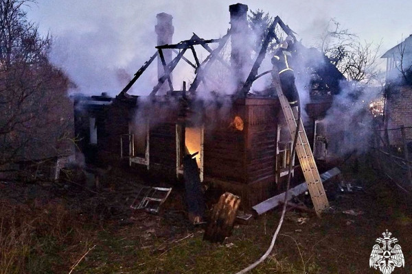 В Смоленске на улице Ногина выгорел частный дом