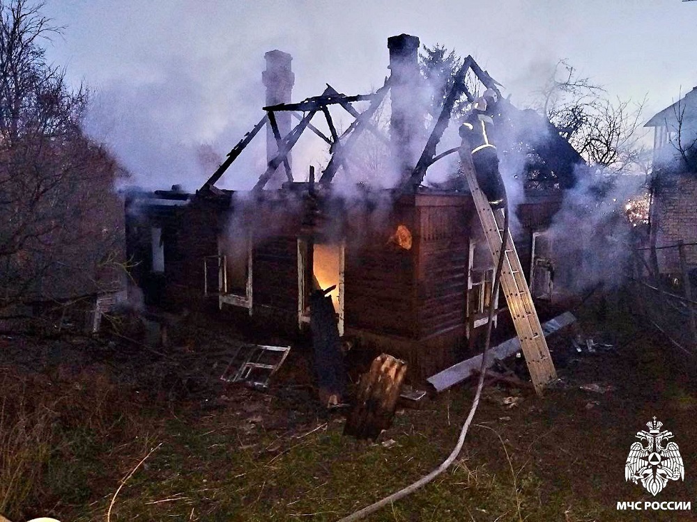 В Смоленске на улице Ногина выгорел частный дом