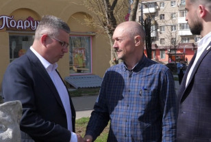Александр Новиков встретился с автором скульптуры «Кот Смоленской»