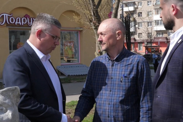 Александр Новиков встретился с автором скульптуры «Кот Смоленской»