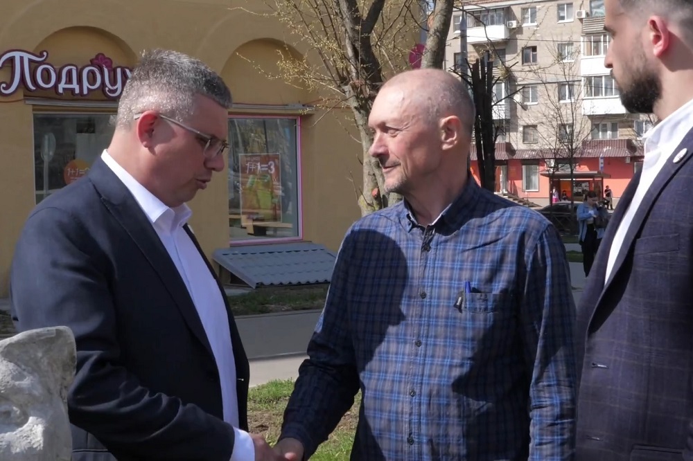 Александр Новиков встретился с автором скульптуры «Кот Смоленской»