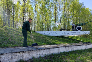 Смоленские судебные приставы провели субботник на территории мемориального комплекса