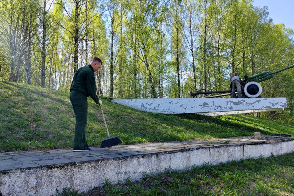 Смоленские судебные приставы провели субботник на территории мемориального комплекса