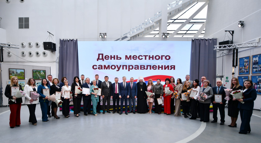 Губернатор Смоленской области поздравил работников местного самоуправления с профессиональным праздником