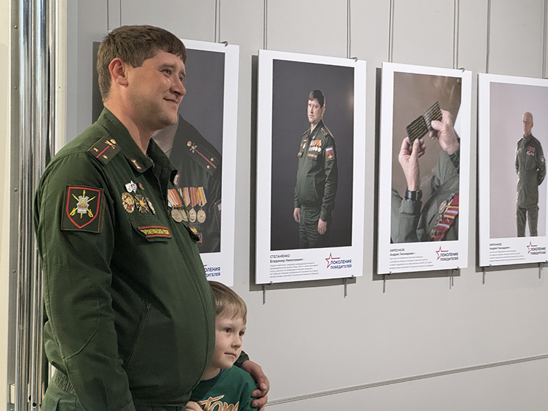 В Смоленске продолжает работу фотовыставка «Поколение победителей»