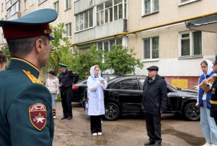 В Смоленске росгвардейцы присоединились к акции «Парад у дома ветерана»