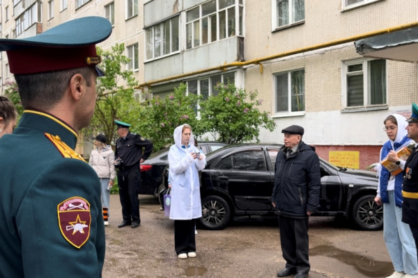 В Смоленске росгвардейцы присоединились к акции «Парад у дома ветерана»