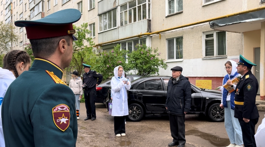 В Смоленске росгвардейцы присоединились к акции «Парад у дома ветерана»