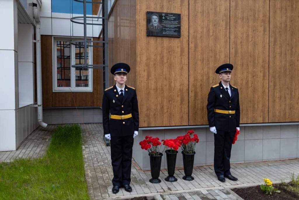 В Смоленске торжественно открыли мемориальную доску Герою России Сергею Железнову