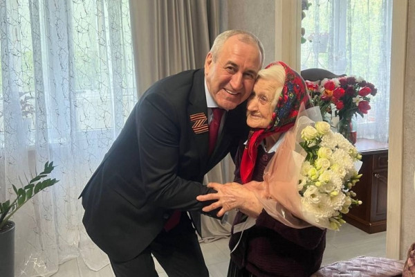 Сергей Неверов навестил смоленского ветерана Великой Отечественной войны