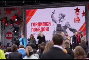 В Смоленске в Лопатинском саду сотни участников спели «Катюшу»