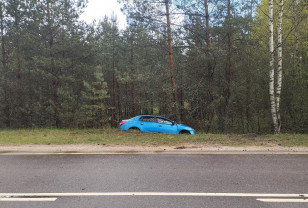 В Велижском округе Renault Logan съехал в кювет и врезался в дерево