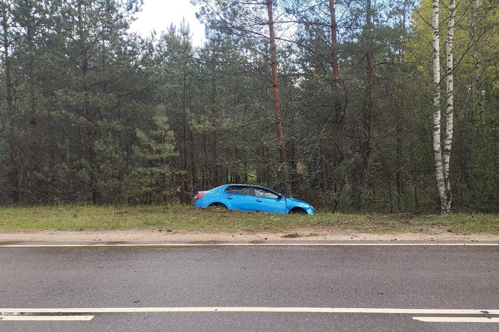 В Велижском округе Renault Logan съехал в кювет и врезался в дерево