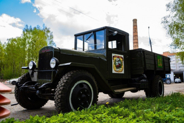В Смоленском автотранспортном колледже легендарный грузовик ЗИС-5 стал символом памяти о фронтовых водителях