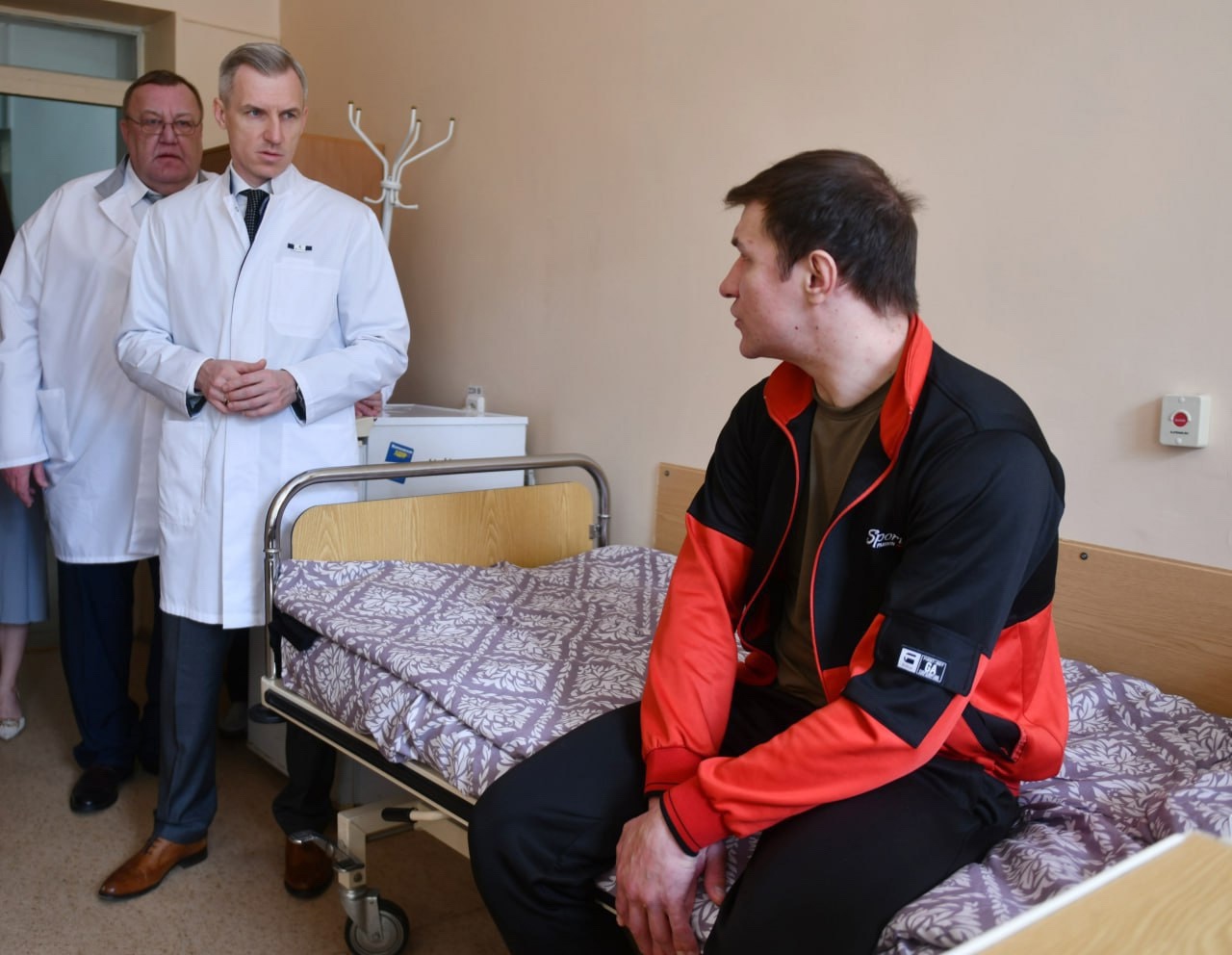 Василий Анохин посетил Смоленский областной клинический госпиталь для ветеранов войн