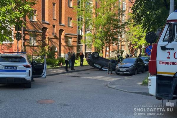Легковушка перевернулась в центре Смоленска