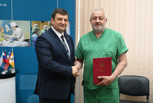 В Смоленске Игорь Ляхов поздравил коллектив Федерального центра травматологии с праздником