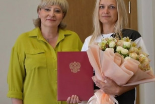 Супруге смолянина-участника СВО передали Благодарственное письмо от командира воинской части