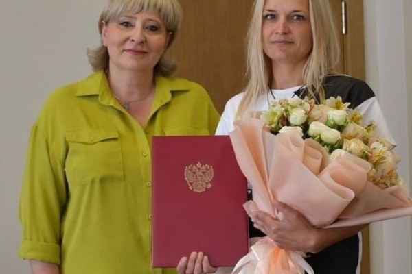 Супруге смолянина-участника СВО передали Благодарственное письмо от командира воинской части