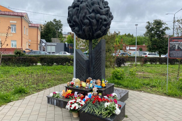 Смоленскому памятнику «Опалённый цветок» — 20 лет