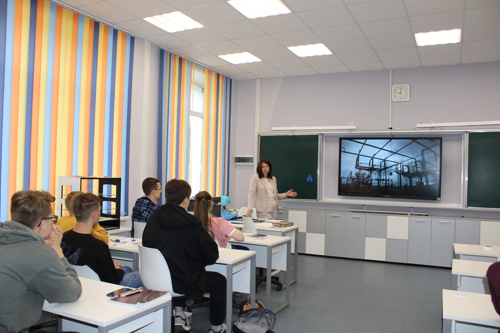 Энергетики смоленского филиала «Россети Центр» провели профориентационное мероприятие для старшеклассников лицея имени Кирилла и Мефодия