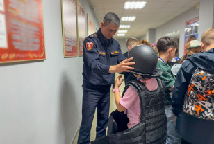В Смоленске сотрудники вневедомственной охраны поддержали акцию «Каникулы с Росгвардией»