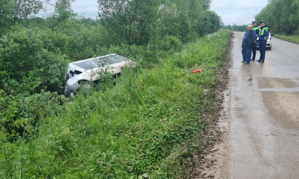 В Сафоновском округе автомобиль съехал в кювет и опрокинулся