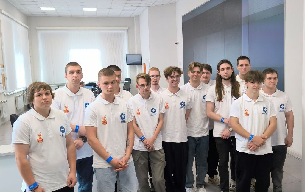 Студенческий отряд смоленского филиала «Россети Центр» познакомился с историей и «сердцем» предприятия