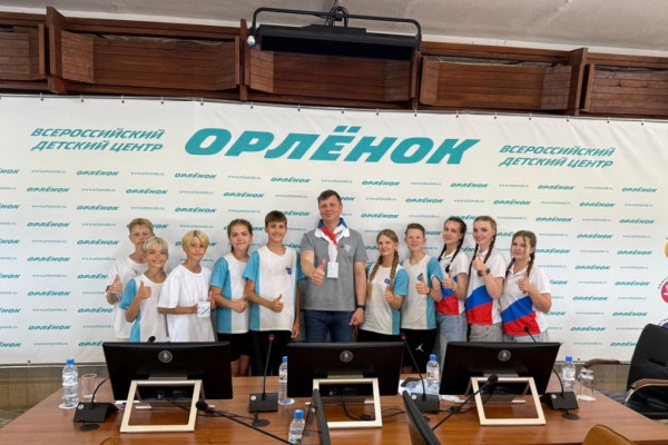 Сенатор Артём Малащенков навестил юных смолян в лагере «Орлёнок» в Краснодарском крае