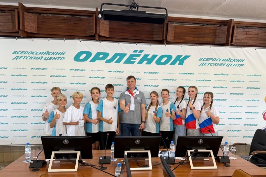 Сенатор Артём Малащенков навестил юных смолян в лагере «Орлёнок» в Краснодарском крае