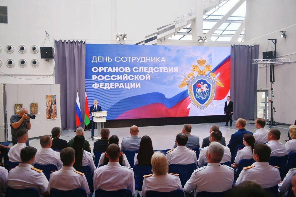 Василий Анохин поздравил смоленских следователей с профессиональным праздником