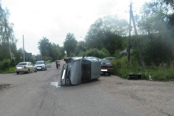 В Сычёвке столкнулись две отечественные легковушки