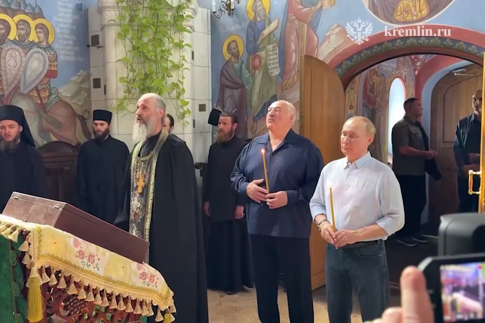 Владимир Путин и Александр Лукашенко приняли участие в молебне в церкви Смоленской иконы Божией Матери