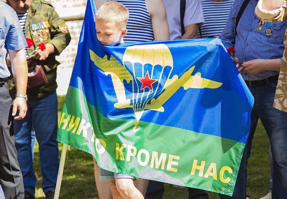 Смоленский губернатор поздравил десантников с профессиональным праздником