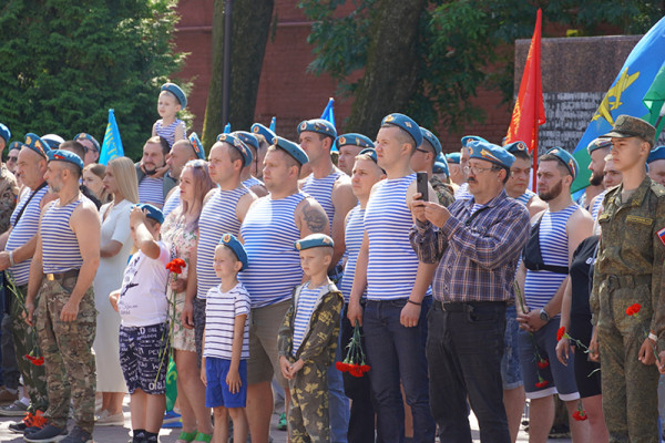 В Смоленске прошёл митинг, посвящённый 95-летию ВДВ