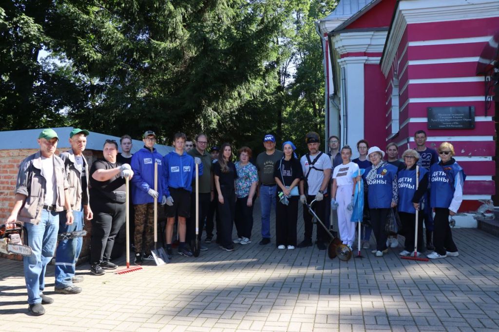 В Смоленске провели субботник на территории храма Спаса Нерукотворного Образа на улице Окопной