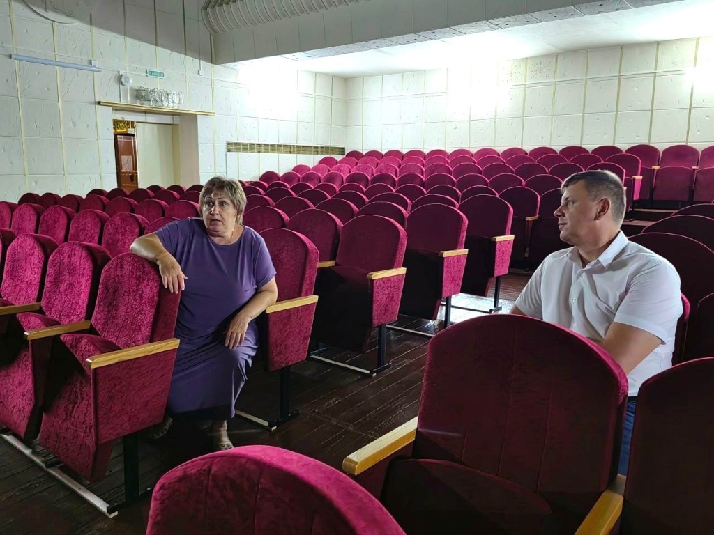 В Сметанинском Доме культуры обновили кресла зрительного зала 