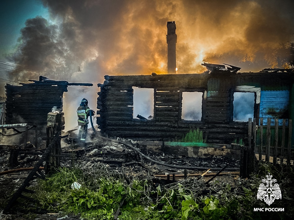 Пожар уничтожил частный дом в селе Издешково Сафоновоского округа