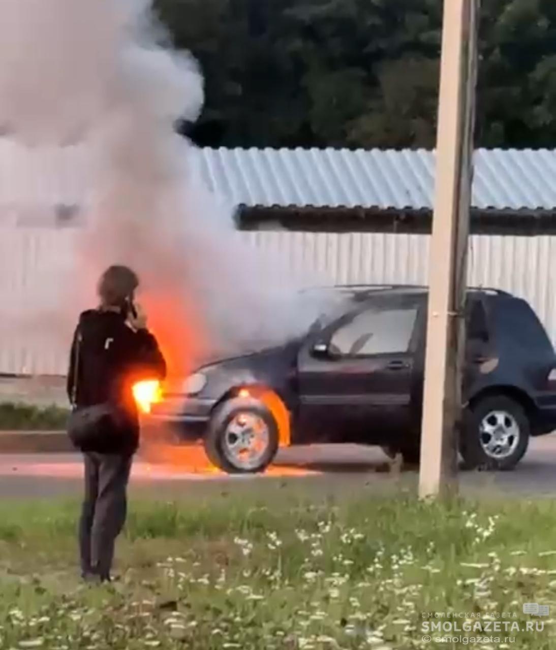 В Смоленске вспыхнул внедорожник