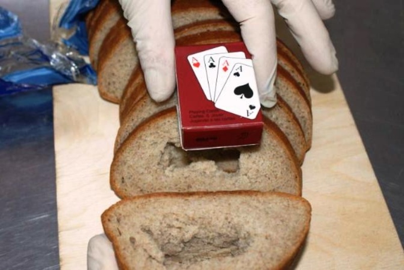 Игральные карты и телефоны пытались передать в учреждения УФСИН в Смоленской области