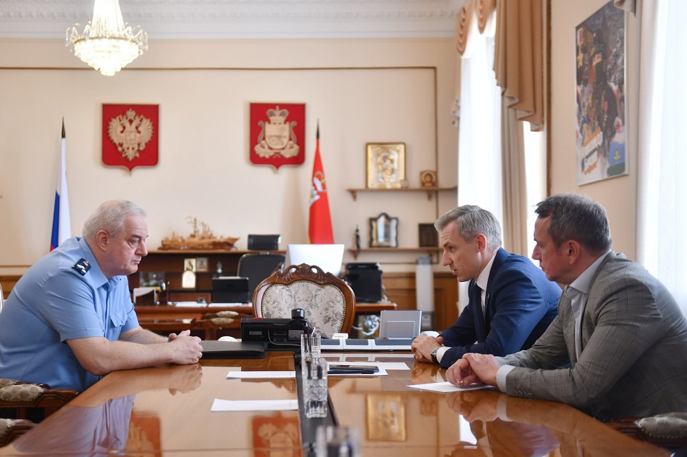 Василий Анохин встретился с врио руководителя смоленского УФССП